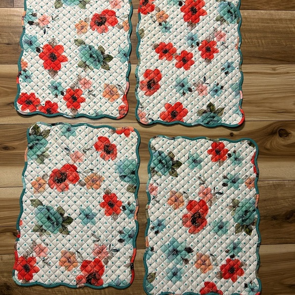 Pioneer Woman Vintage Bloom Table Placemats Quilted Double Sided Set Of 4 - Picture 2 of 3